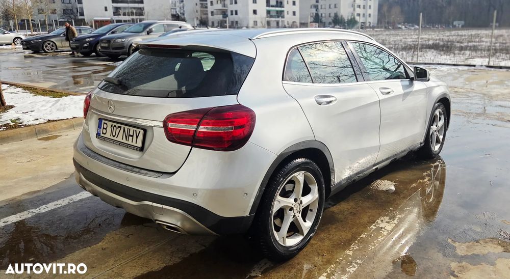 Mercedes-Benz GLA 180 7G-DCT - 4