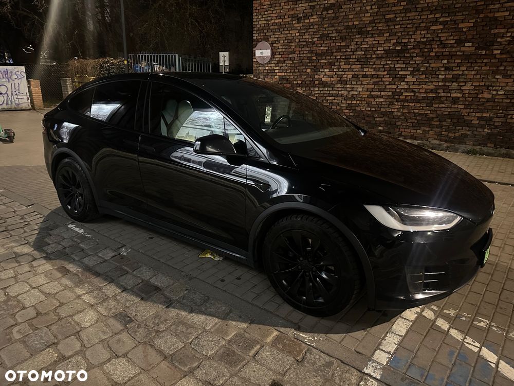 Tesla Model X - 22