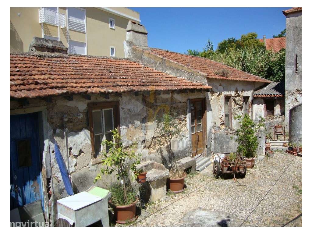 Edificio com terreno para recuperar no centro de Carcavelos - Grande imagem: 4/7