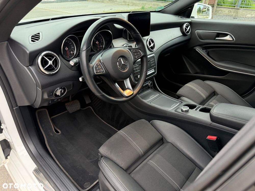 Mercedes-Benz CLA 180 7G-DCT Peak Edition - 15