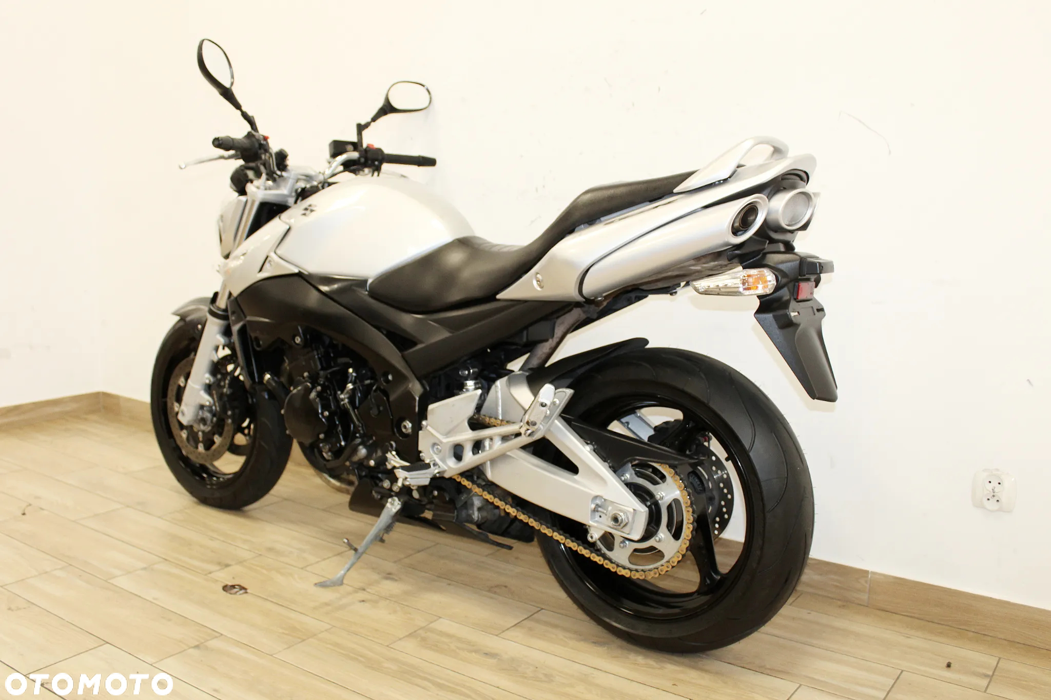 Suzuki GSR - 4