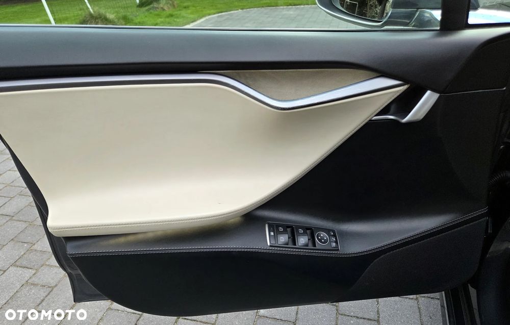 Tesla Model S - 24