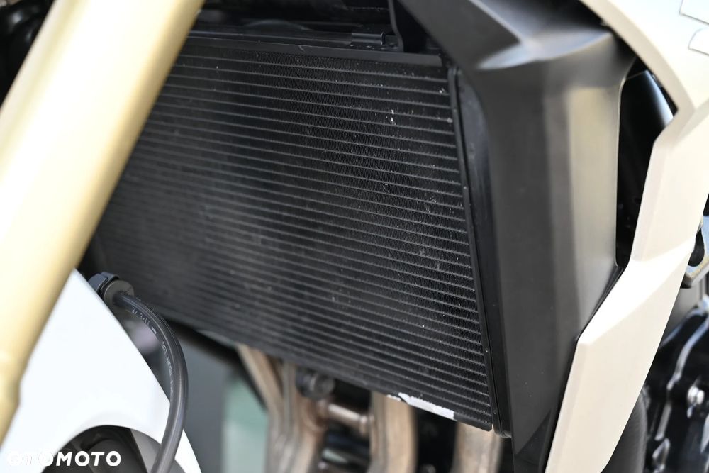 Suzuki GSR - 25