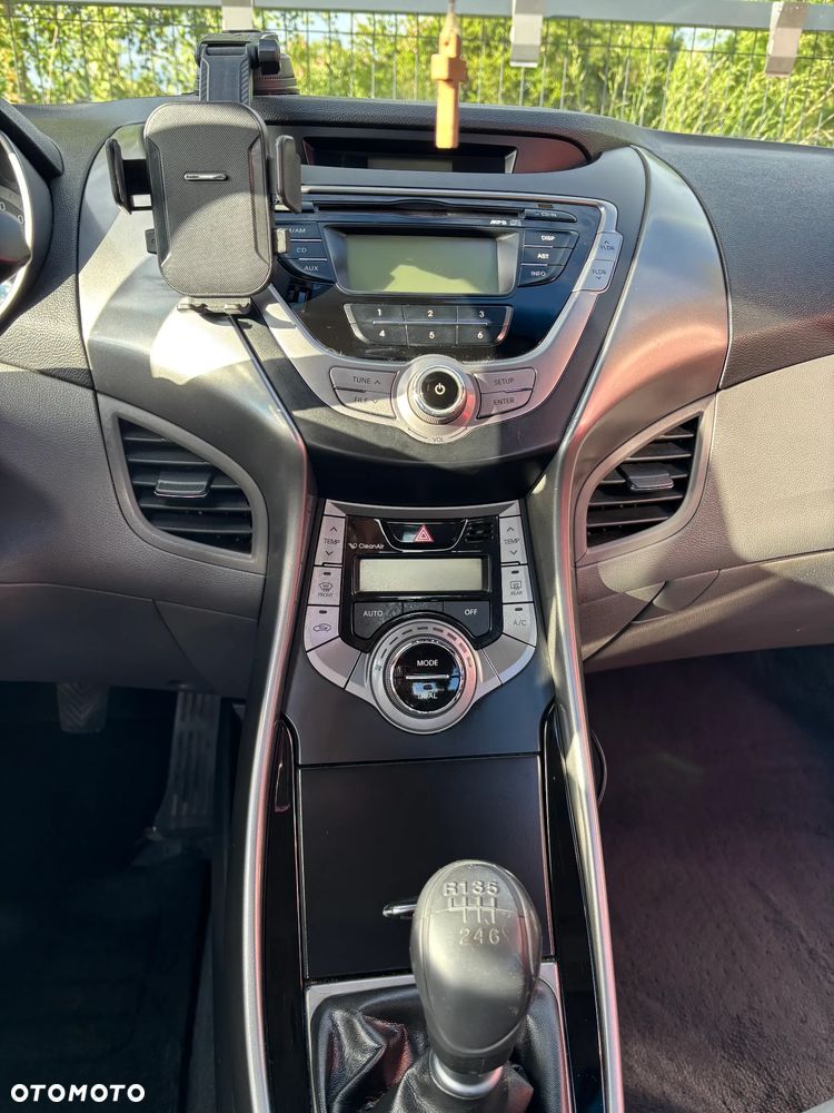 Hyundai Elantra 1.6 Classic + - 12