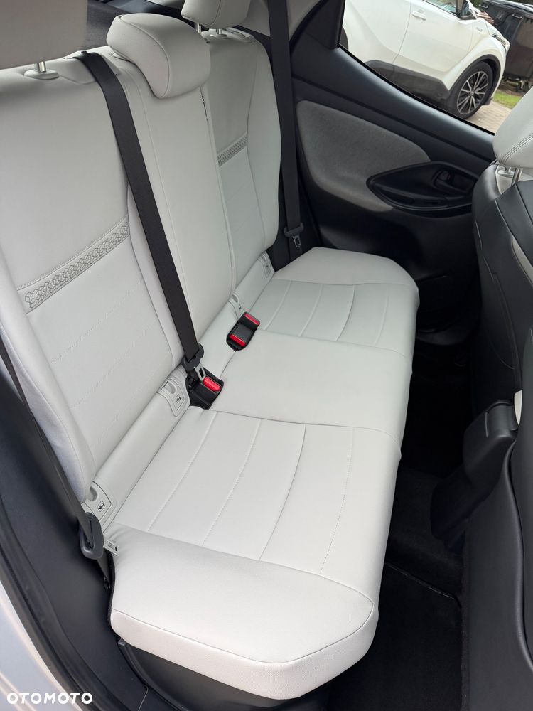 Toyota Yaris Hybrid 100 Premium - 7