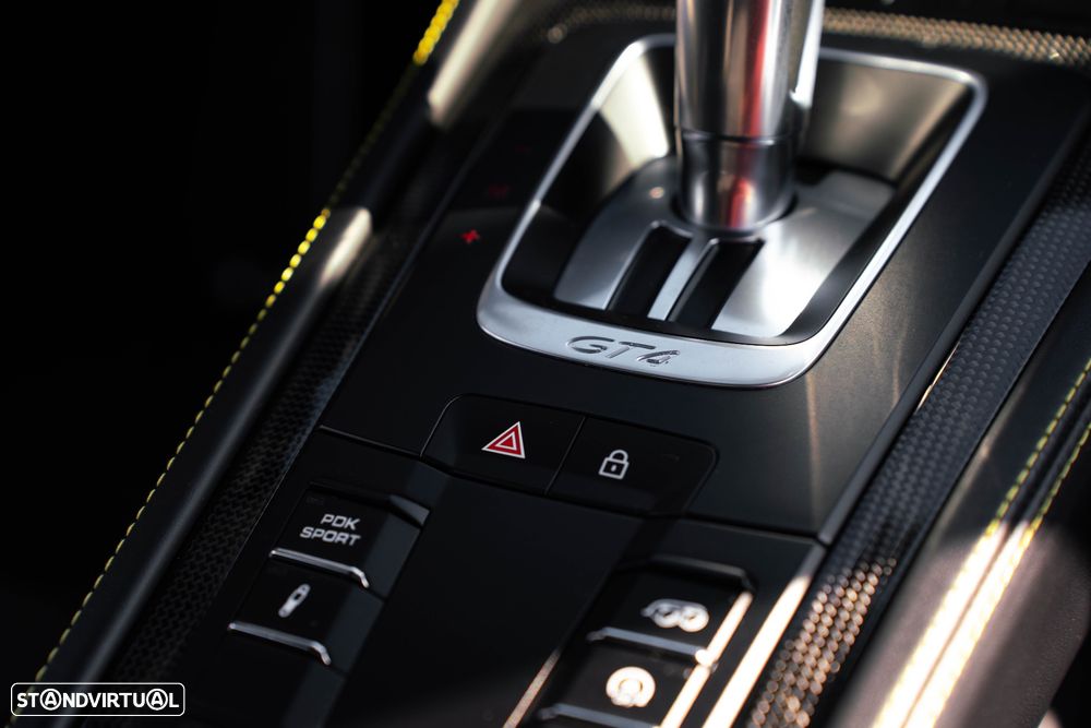 Porsche 718 Cayman GT4 PDK - 32