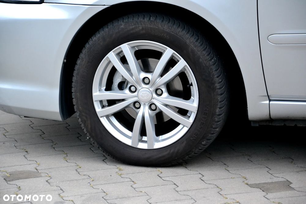 Toyota Avensis Verso 2.0 - 38