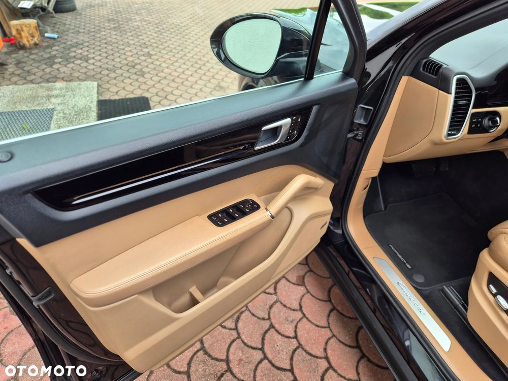 Porsche Cayenne Platinum Edition - 17