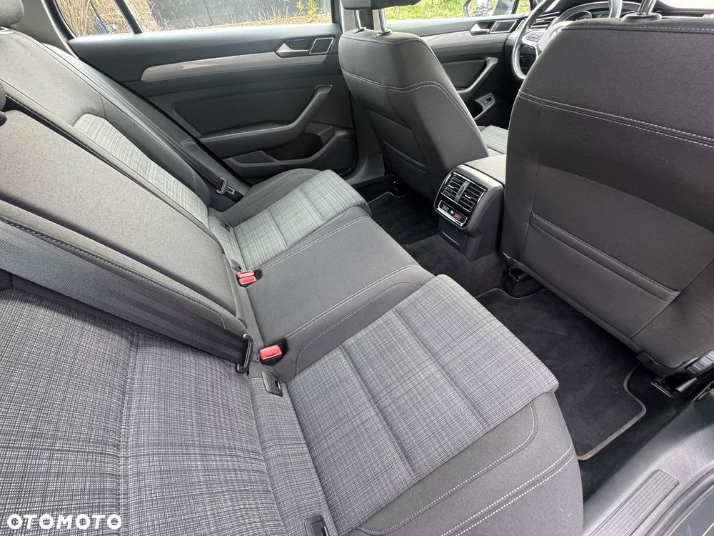 Volkswagen Passat - 14