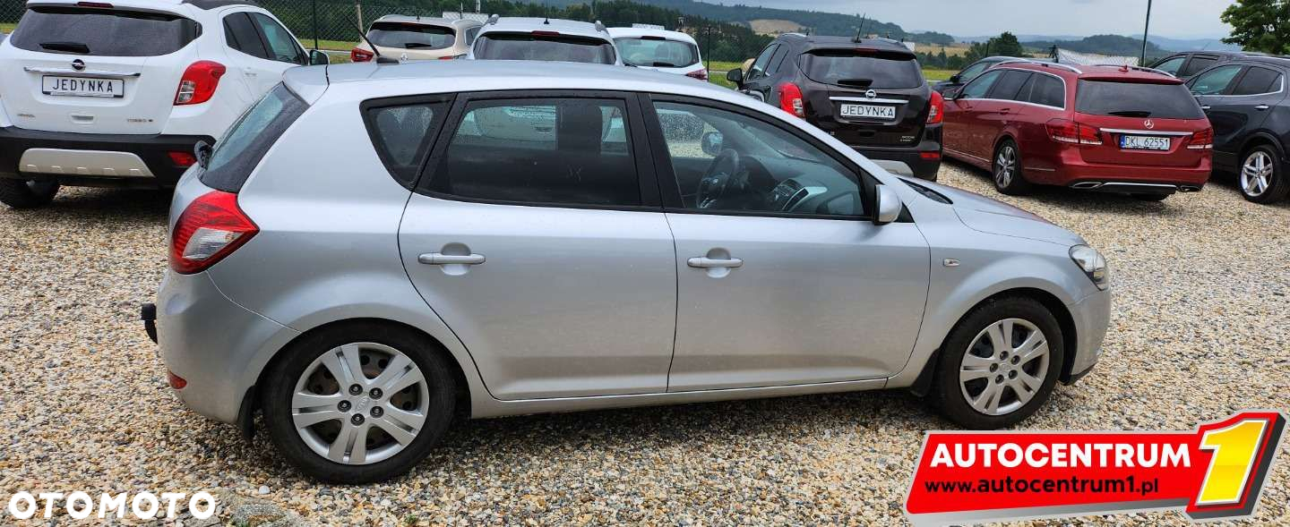 Kia Ceed - 11