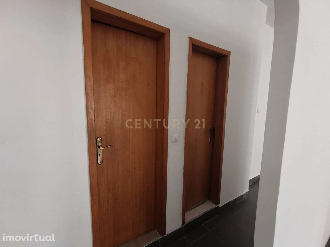 Vende-se loja com cave - Rua D.- Sancho I - Almada - Grande imagem: 5/13