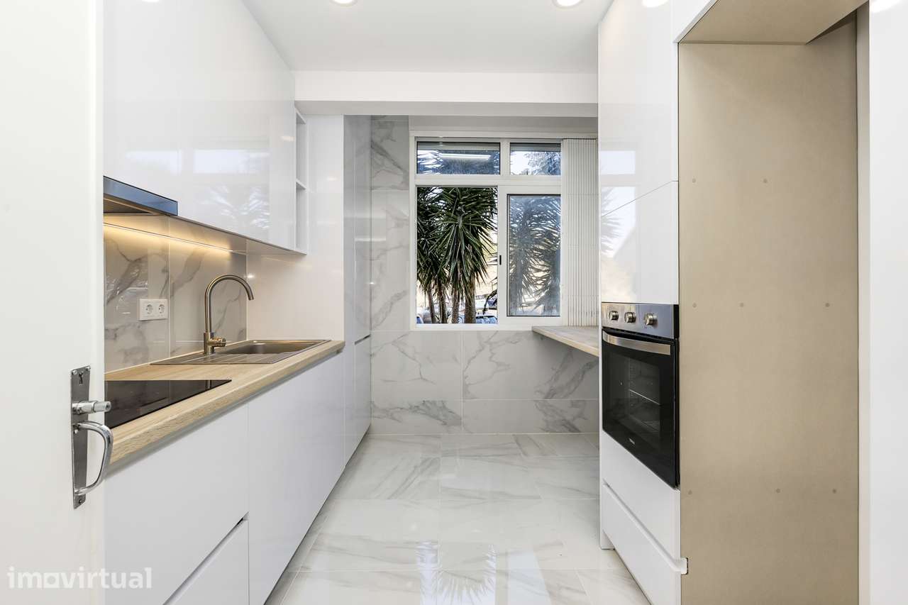 T2 Remodelado no Restelo com Varandas e Excelente Luz Natural - Grande imagem: 2/23