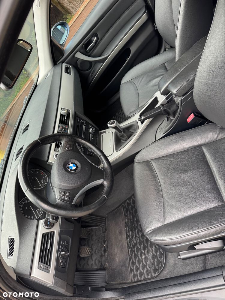 BMW Seria 3 318i Touring - 14
