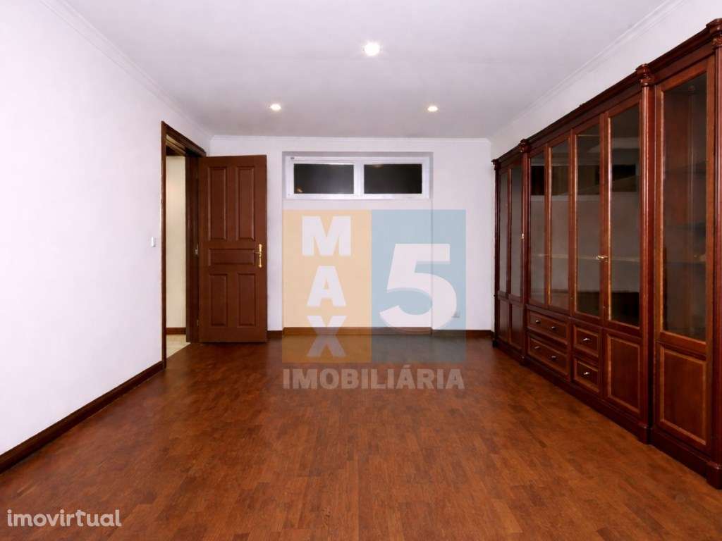 T2+1 com logradouro para remodelação junto á Gulbenkian - Lisboa - Grande imagem: 4/29