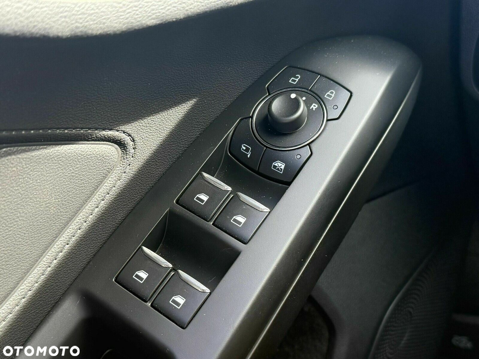 Ford Focus 1.0 EcoBoost mHEV ST-Line X - 25