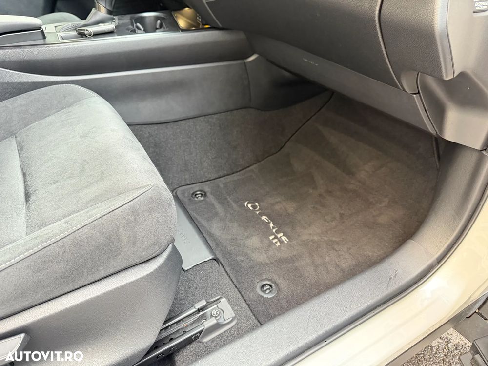 Lexus UX 250h FWD Business - 31