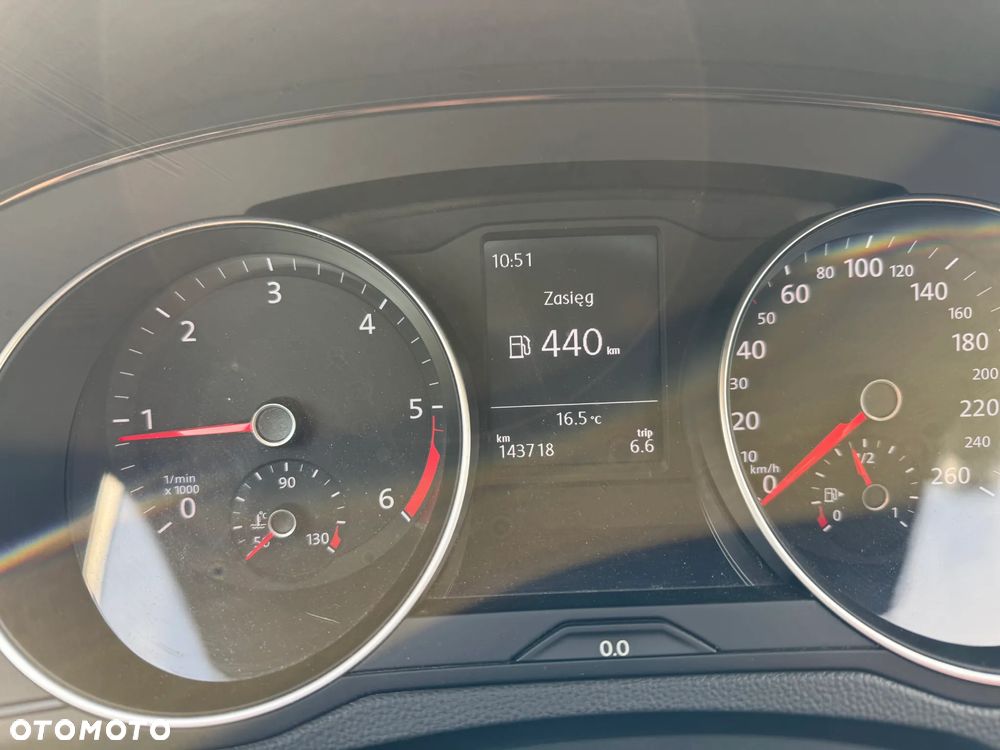 Volkswagen Passat - 4