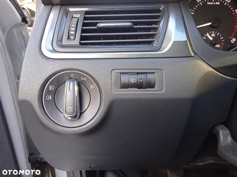 Skoda RAPID Spb 1.2 TSI Ambition - 26