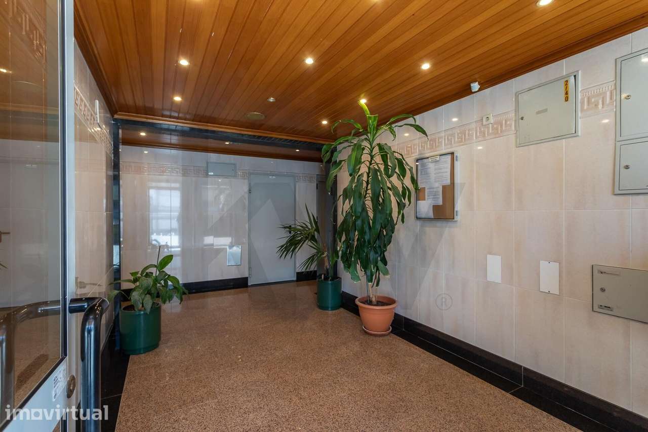 T3 em Paço de Arcos remodelado com: Garagem e Arrecadação - Grande imagem: 2/31
