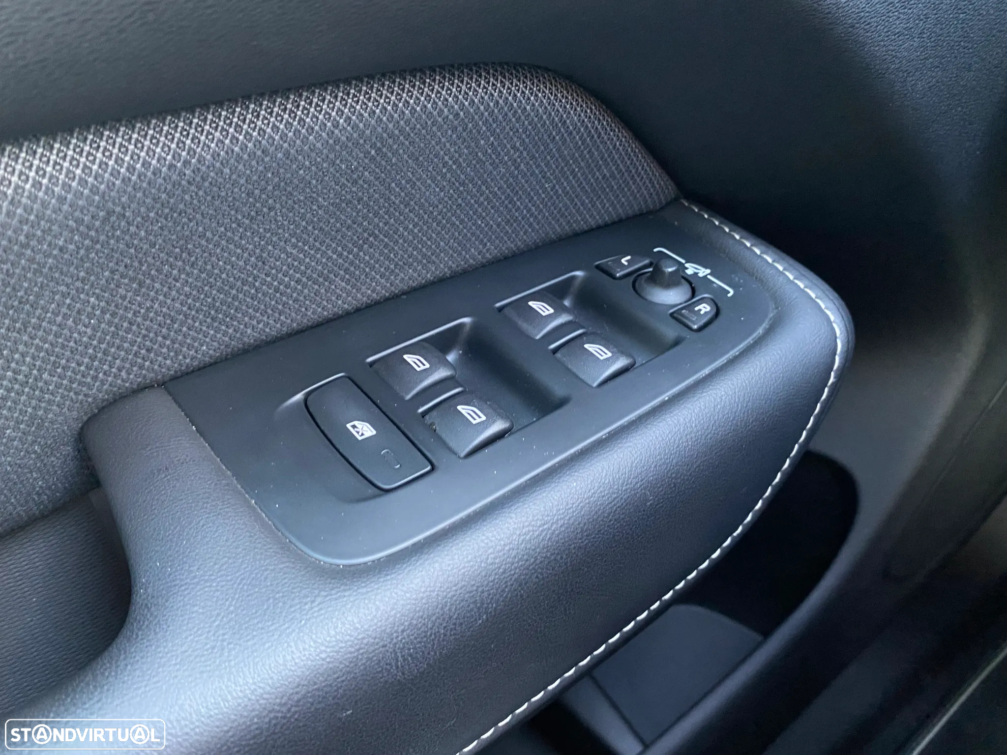 Volvo XC 60 2.0 D4 R-Design Geartronic - 29