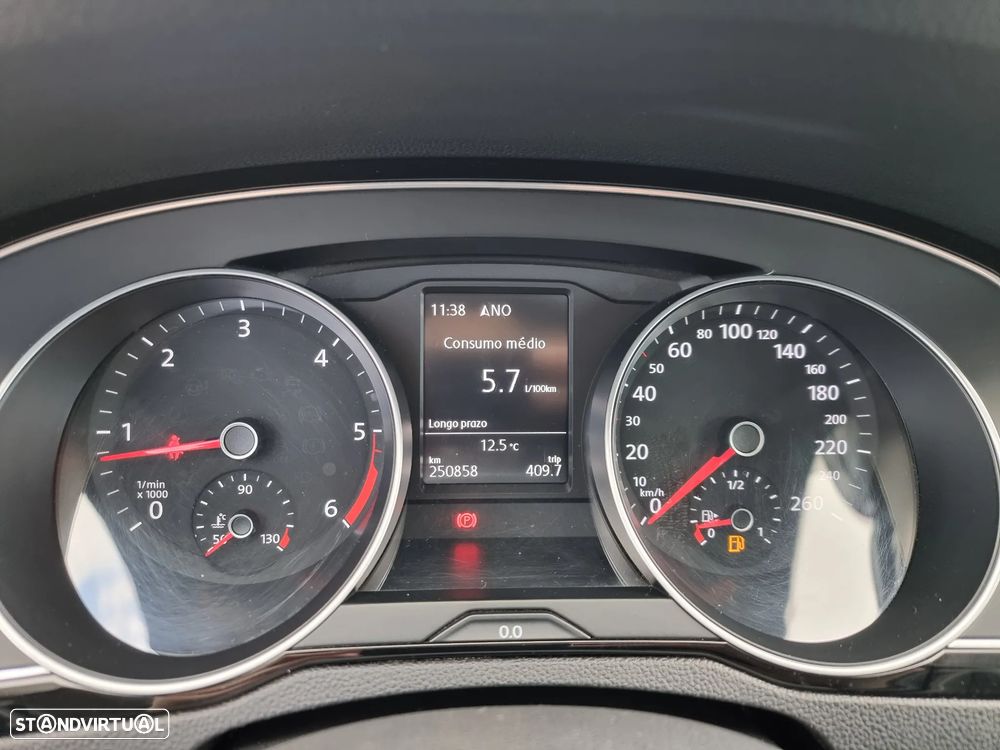 VW Passat Variant 2.0 TDi Confortline - 11