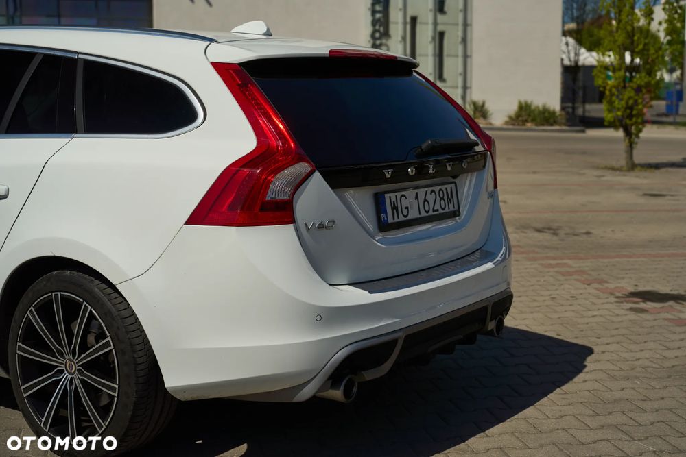 Volvo V60 D5 R-Design - 8