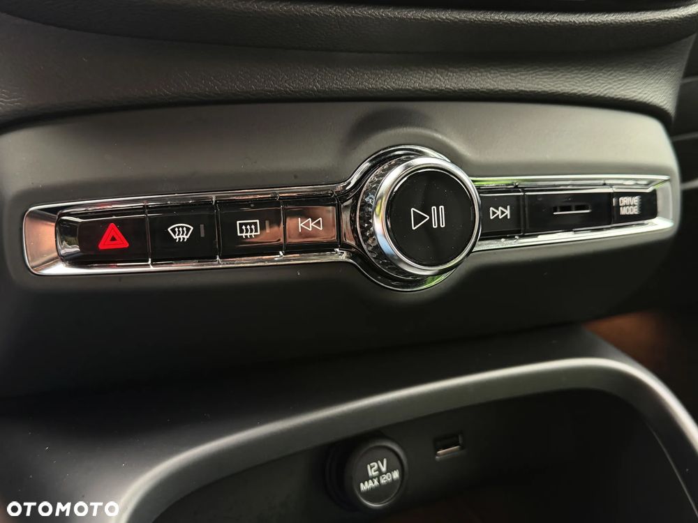 Volvo XC 40 D4 SCR AWD Momentum - 30
