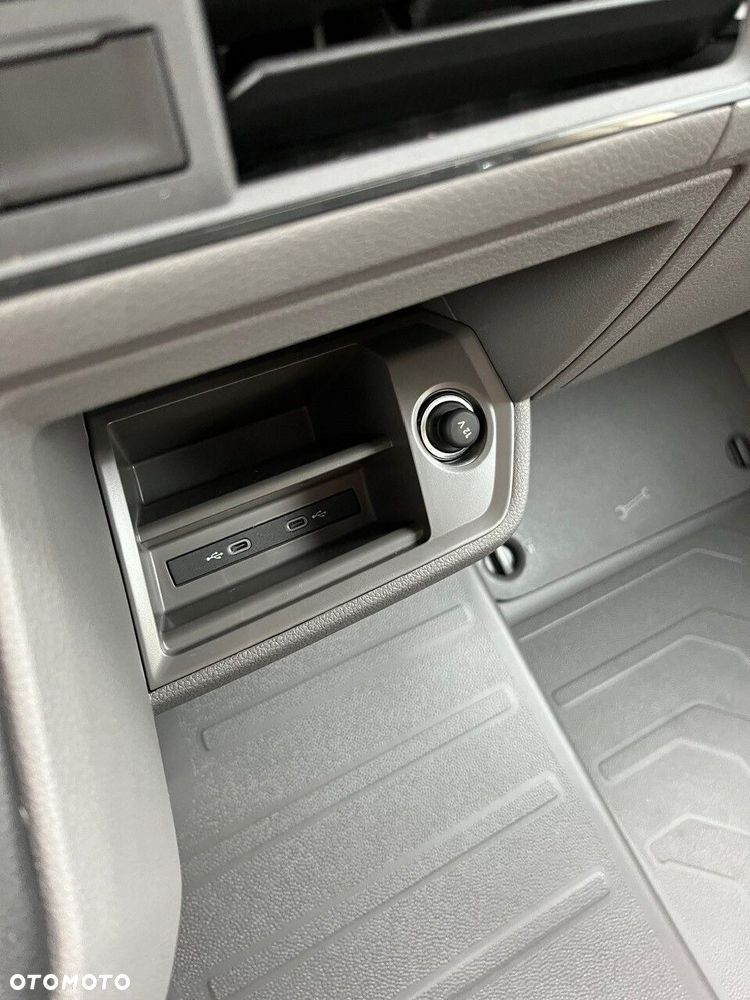 Volkswagen Crafter 35 Skrzyniowy z podwójną kabiną silnik: 2,0 l EU6 SCR 140 KM / skrzynia biegów: Przedni napęd manualna 6-biegowa rozstaw osi: 4490 mm - 11