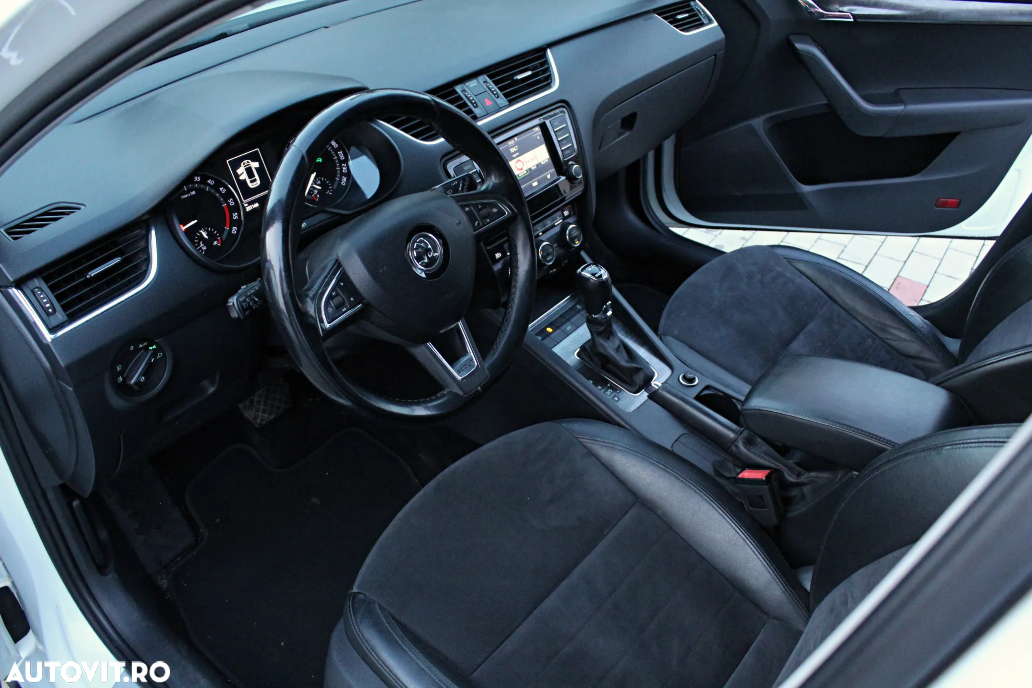Skoda Octavia Combi 2.0 TDI 4x4 DSG Scout - 13