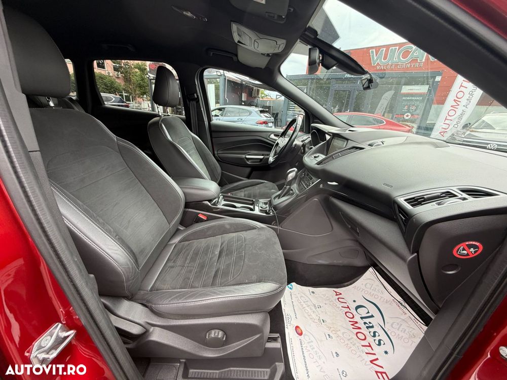 Ford Kuga 2.0 TDCi 4WD Powershift ST-Line - 32