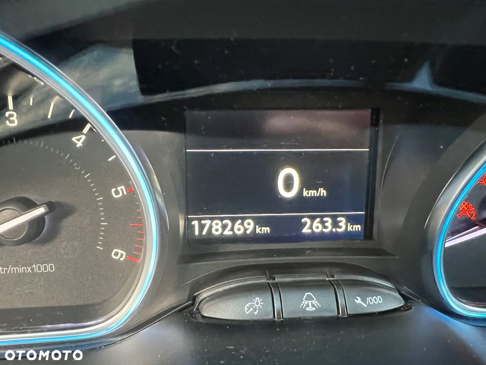 Peugeot 2008 BlueHDi 100 STOP & START Signature - 6