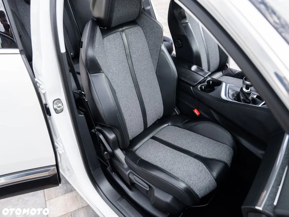 Peugeot 3008 PureTech 130 Stop & Start GPF Allure - 30