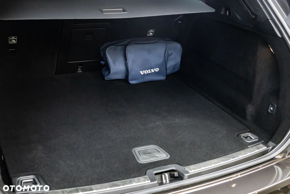 Volvo XC 60 B5 B AWD Ultimate Dark - 40