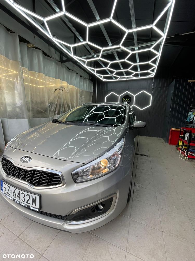 Kia Ceed 1.6 GDI ISG UEFA EURO 2016 - 11