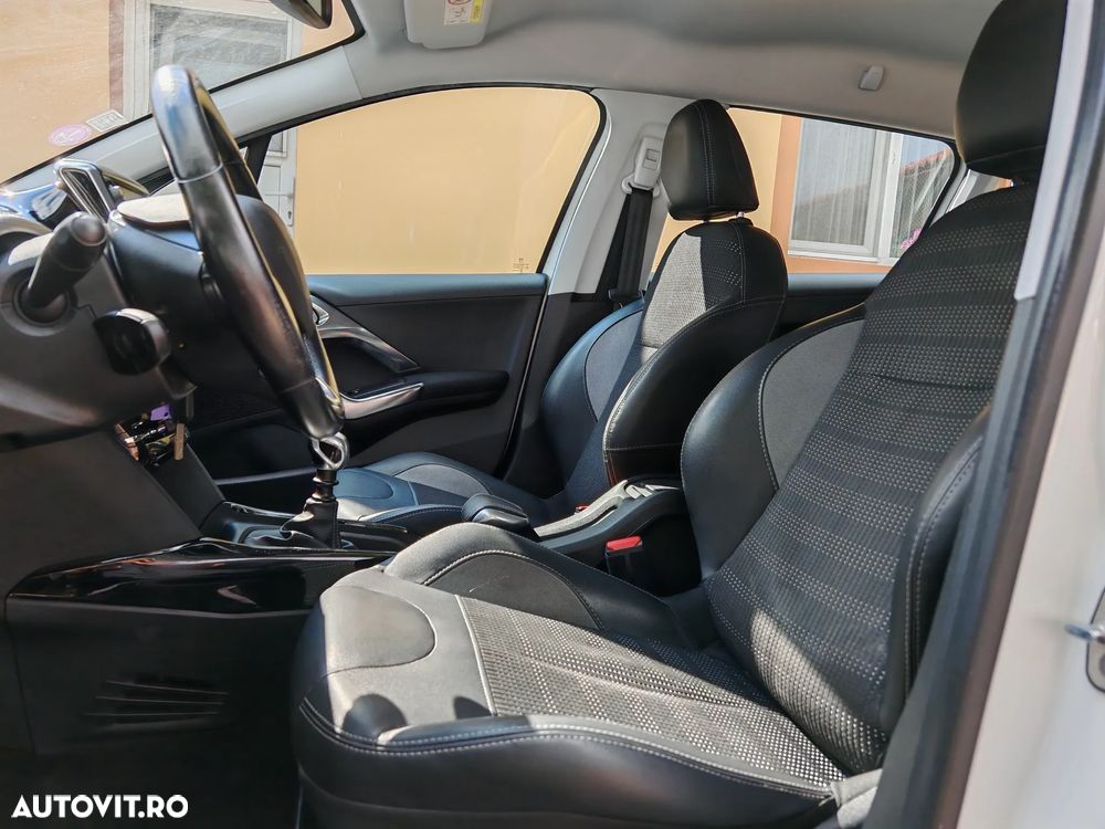 Peugeot 2008 1.2 L PureTech STT Allure - 13