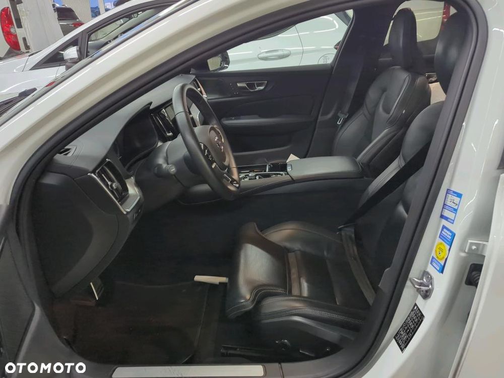 Volvo V60 T8 AWD Plug-In Hybrid R-Design - 5