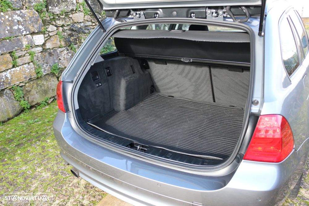 BMW 318 d Navigation Sport - 24