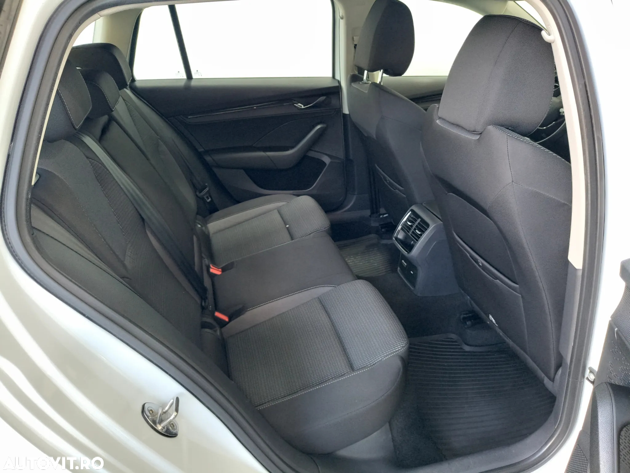 Skoda Octavia Combi 2.0 TDI DSG Ambition - 25
