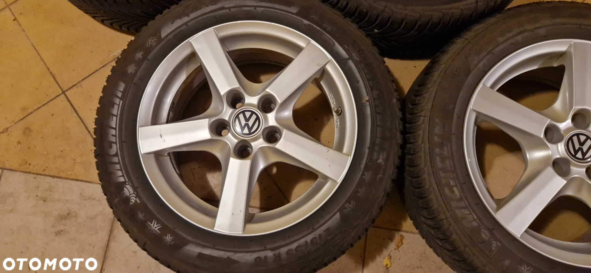 Sprzedam komplet kół z felgami aluminiowymi do VW Passata. Opony Michelin 215/55/R16 - 4