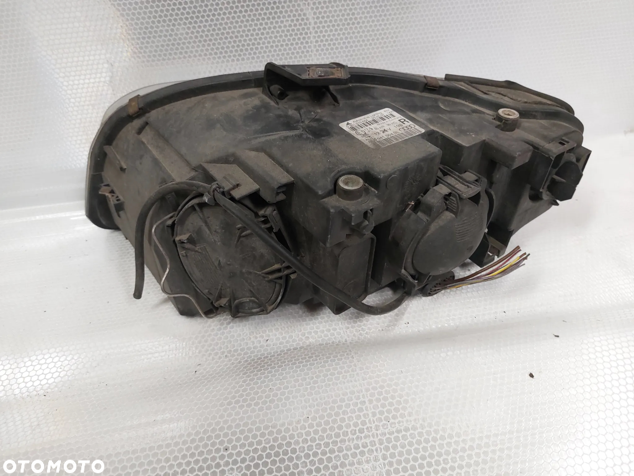 .  LAMPA PRZOD PRZEDNIA PRAWA AUDI A4 B7 - 4