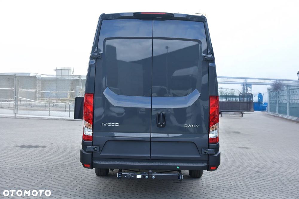 Iveco Daily 35S18 180km zabudowa brygadowa 7osobowy MOBILCAR - 7