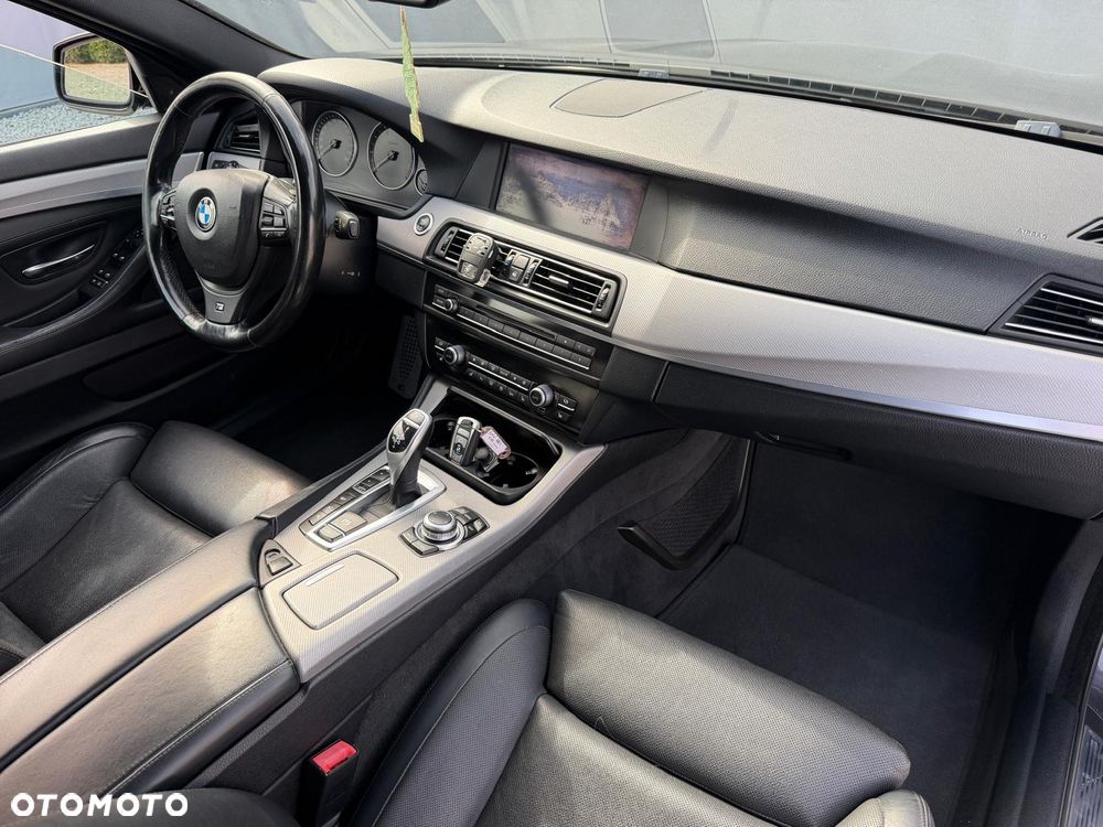 BMW Seria 5 550i xDrive - 26