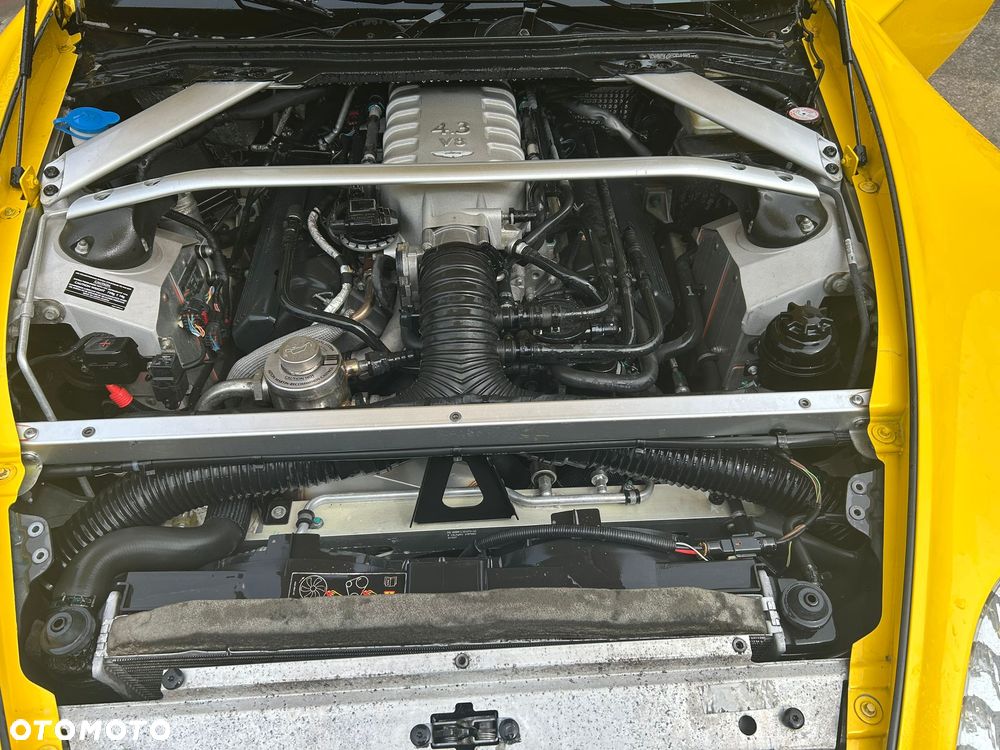 Aston Martin V8 Vantage - 11