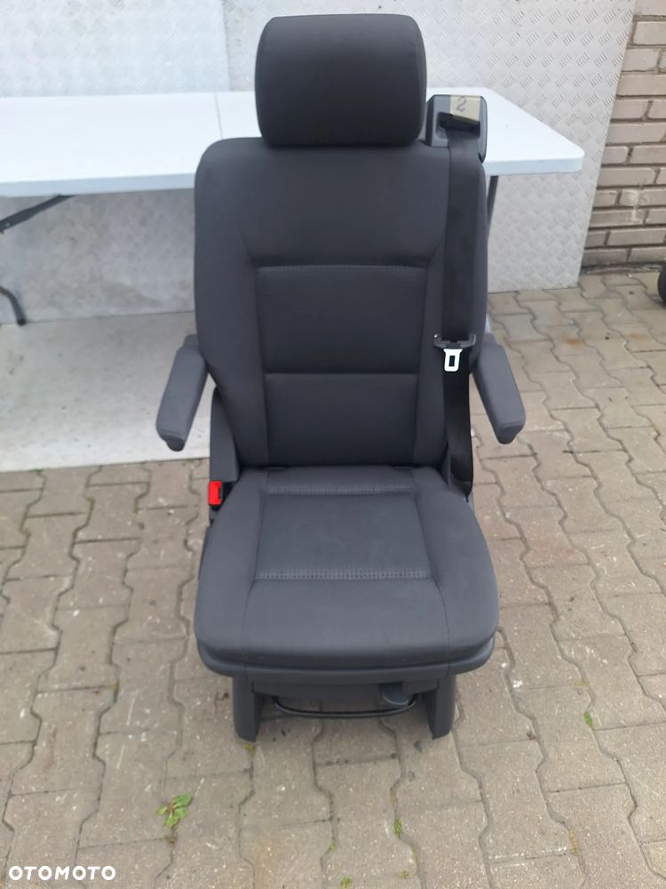 FOTEL OBROTOWY VW T5 MULTIVAN - 1