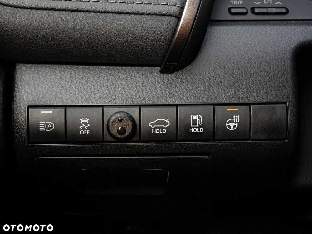 Toyota Camry - 17