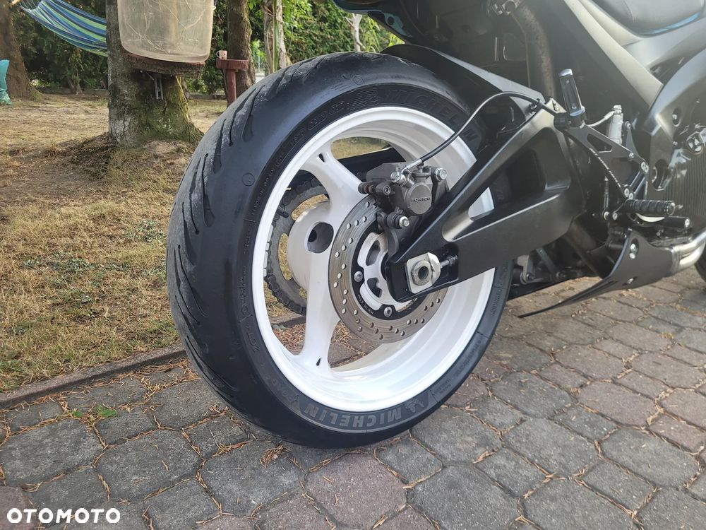 Suzuki GSR - 12