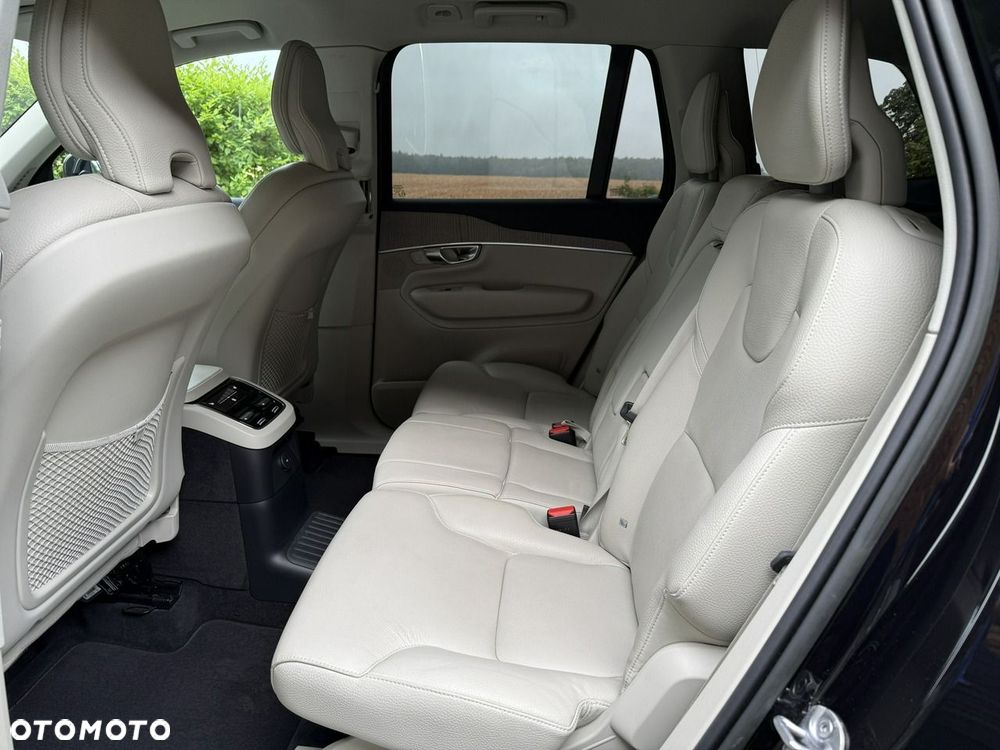 Volvo XC 90 T8 AWD Plug-In Hybrid Core 7os - 23