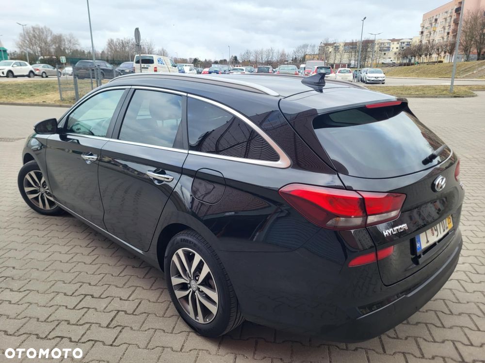 Hyundai i30 blue Kombi 1.6 CRDi YES Gold - 21