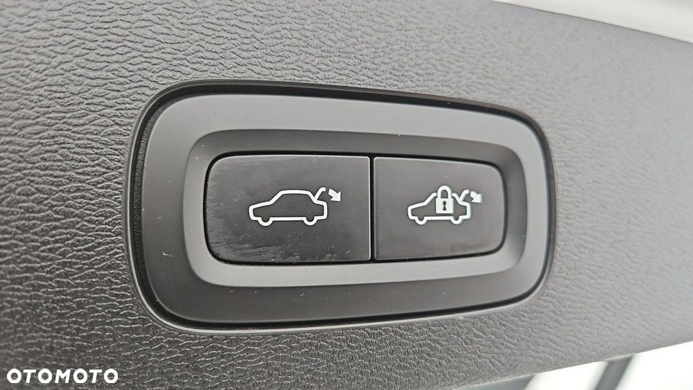 Volvo V60 T8 AWD Plug-In Hybrid R-Design - 25