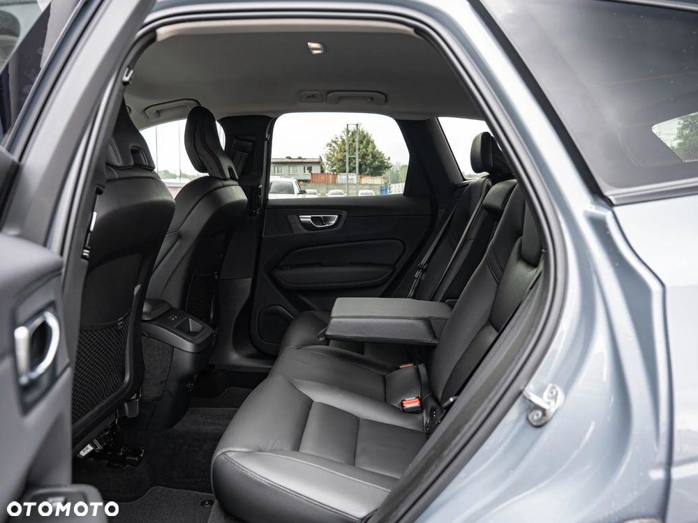 Volvo XC 60 B4 B Plus Dark - 29